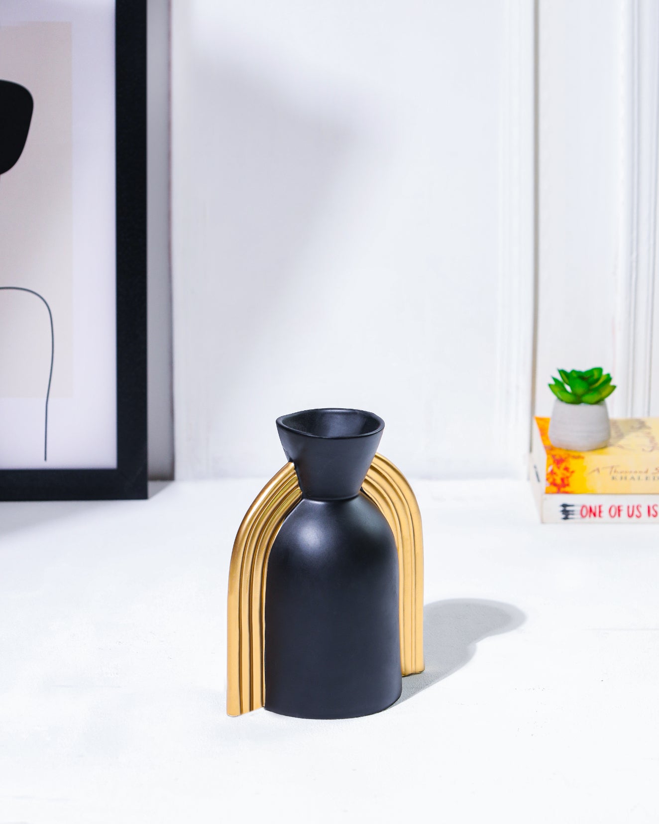 Alamkari India Polyresin Black Modern Curve Vase